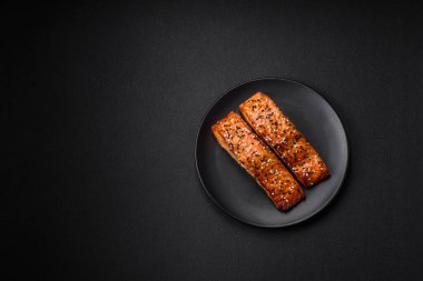 Tuzlu, baharatlı ve çimento kaplı lezzetli ızgara kırmızı balıklar.