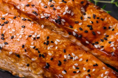 Tuzlu, baharatlı ve çimento kaplı lezzetli ızgara kırmızı balıklar.