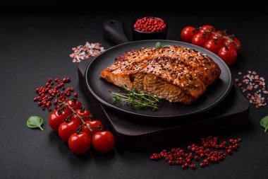 Tuzlu, baharatlı ve çimento kaplı lezzetli ızgara kırmızı balıklar.