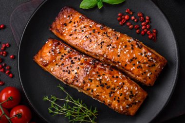 Tuzlu, baharatlı ve çimento kaplı lezzetli ızgara kırmızı balıklar.