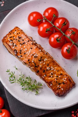 Tuzlu, baharatlı ve çimento kaplı lezzetli ızgara kırmızı balıklar.