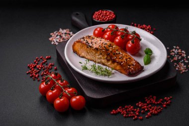 Tuzlu, baharatlı ve çimento kaplı lezzetli ızgara kırmızı balıklar.