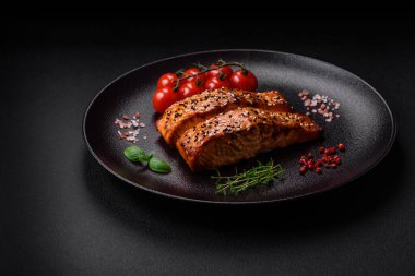 Tuzlu, baharatlı ve çimento kaplı lezzetli ızgara kırmızı balıklar.