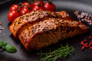 Tuzlu, baharatlı ve çimento kaplı lezzetli ızgara kırmızı balıklar.