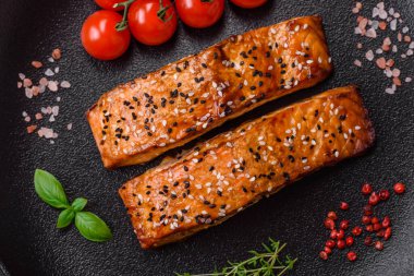 Tuzlu, baharatlı ve çimento kaplı lezzetli ızgara kırmızı balıklar.