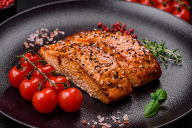 Tuzlu, baharatlı ve çimento kaplı lezzetli ızgara kırmızı balıklar.