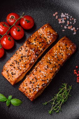 Tuzlu, baharatlı ve çimento kaplı lezzetli ızgara kırmızı balıklar.