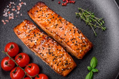 Tuzlu, baharatlı ve çimento kaplı lezzetli ızgara kırmızı balıklar.