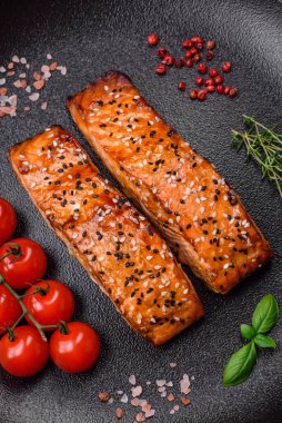 Tuzlu, baharatlı ve çimento kaplı lezzetli ızgara kırmızı balıklar.