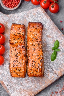 Tuzlu, baharatlı ve çimento kaplı lezzetli ızgara kırmızı balıklar.