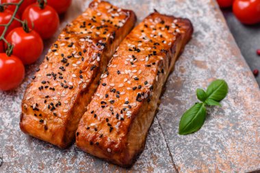 Tuzlu, baharatlı ve çimento kaplı lezzetli ızgara kırmızı balıklar.