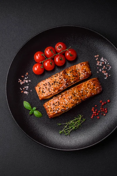 Köstlicher Frischer Gegrillter Roter Fisch Mit Salz Gewürzen Und Kräutern — Stockfoto