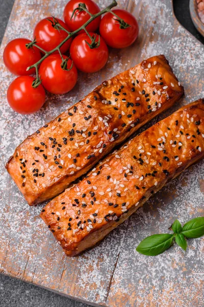 Tuzlu, baharatlı ve çimento kaplı lezzetli ızgara kırmızı balıklar.