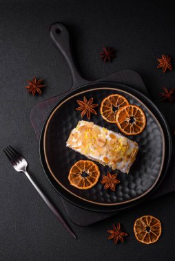 Lezzetli, taze, tatlı kremalı krema, badem cipsi, fındık ve böğürtlen dilimleri koyu beton arka planda kesilmiş.