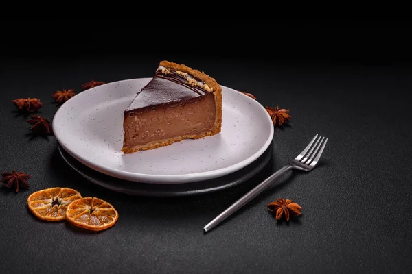 Вкусный Свежий Сладкий Шоколадный Торт Орехами Разрезанными Ломтики Темном Бетонном — стоковое фото