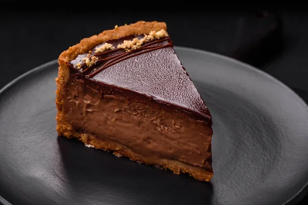 Köstlicher Frischer Süßer Schokoladenkuchen Mit Scheiben Geschnittenen Nüssen Auf Dunklem — Stockfoto