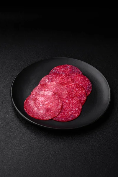 Heerlijke Gerookte Salami Worst Met Zout Specerijen Kruiden Plakjes Gesneden — Stockfoto
