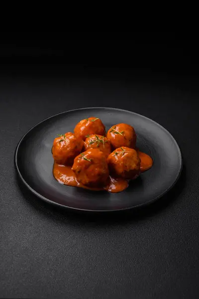 Köstliche Frikadellen Tomatensauce Mit Salz Gewürzen Und Kräutern Auf Dunklem — Stockfoto