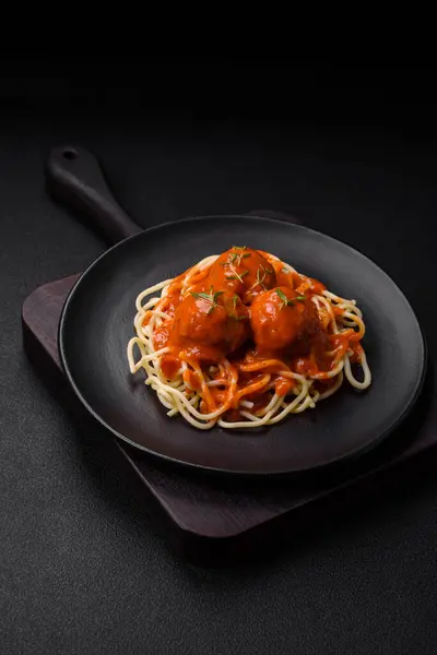 Deilige Ferske Kjøttboller Pasta Tomatsaus Med Salt Krydder Urter Mørk – stockfoto