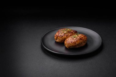 Lezzetli taze kıymalı balık pirzolası. Esmer arka planda baharatlar ve otlarla birlikte.