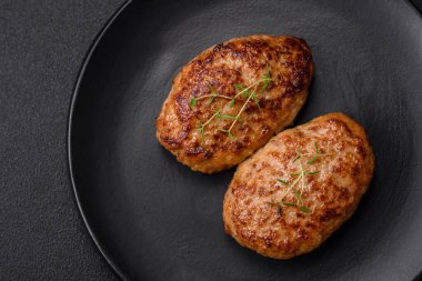 Lezzetli taze kıymalı balık pirzolası. Esmer arka planda baharatlar ve otlarla birlikte.