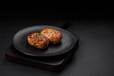 Lezzetli taze kıymalı balık pirzolası. Esmer arka planda baharatlar ve otlarla birlikte.