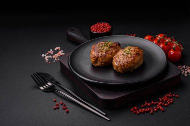 Lezzetli taze kıymalı balık pirzolası. Esmer arka planda baharatlar ve otlarla birlikte.