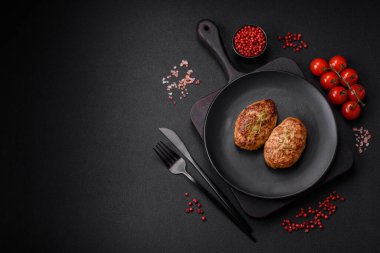 Lezzetli taze kıymalı balık pirzolası. Esmer arka planda baharatlar ve otlarla birlikte.