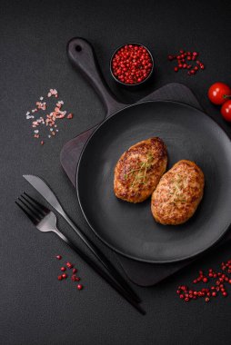 Lezzetli taze kıymalı balık pirzolası. Esmer arka planda baharatlar ve otlarla birlikte.