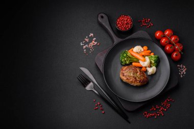 Lezzetli taze kıymalı balık pirzolası. Esmer arka planda baharatlar ve otlarla birlikte.