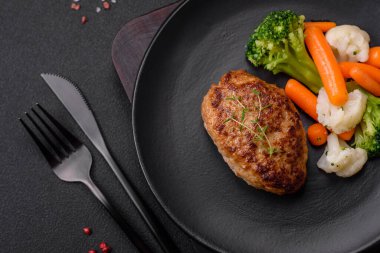 Lezzetli taze kıymalı balık pirzolası. Esmer arka planda baharatlar ve otlarla birlikte.