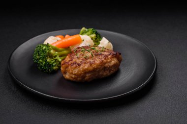 Lezzetli taze kıymalı balık pirzolası. Esmer arka planda baharatlar ve otlarla birlikte.