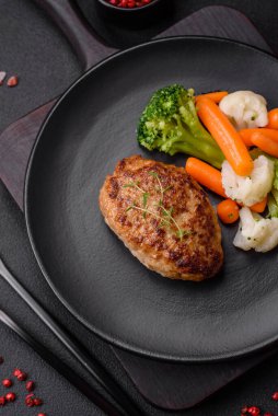 Lezzetli taze kıymalı balık pirzolası. Esmer arka planda baharatlar ve otlarla birlikte.