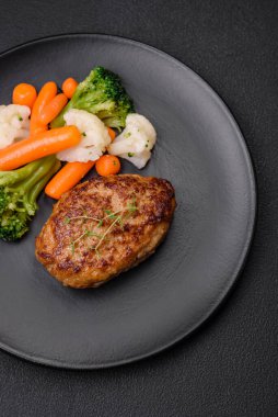 Lezzetli taze kıymalı balık pirzolası. Esmer arka planda baharatlar ve otlarla birlikte.