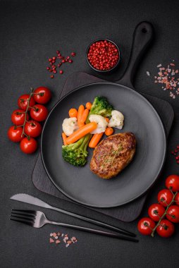 Lezzetli taze kıymalı balık pirzolası. Esmer arka planda baharatlar ve otlarla birlikte.