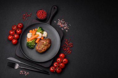 Lezzetli taze kıymalı balık pirzolası. Esmer arka planda baharatlar ve otlarla birlikte.