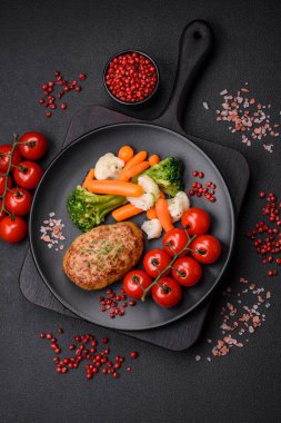 Lezzetli taze kıymalı balık pirzolası. Esmer arka planda baharatlar ve otlarla birlikte.