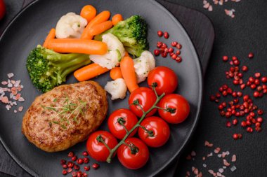 Lezzetli taze kıymalı balık pirzolası. Esmer arka planda baharatlar ve otlarla birlikte.