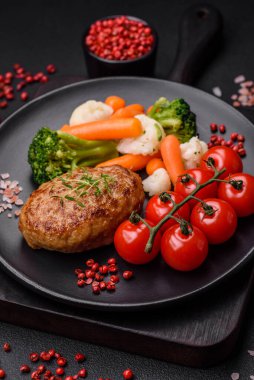 Lezzetli taze kıymalı balık pirzolası. Esmer arka planda baharatlar ve otlarla birlikte.