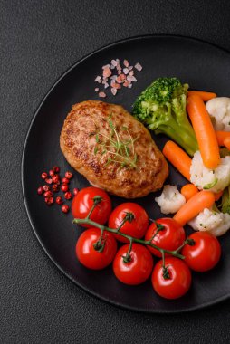 Lezzetli taze kıymalı balık pirzolası. Esmer arka planda baharatlar ve otlarla birlikte.