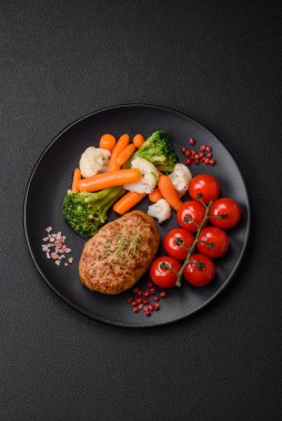 Lezzetli taze kıymalı balık pirzolası. Esmer arka planda baharatlar ve otlarla birlikte.