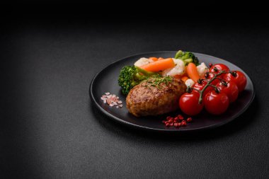 Lezzetli taze kıymalı balık pirzolası. Esmer arka planda baharatlar ve otlarla birlikte.