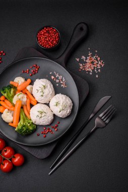 Lezzetli sağlıklı buğulanmış tavuk pirzolası ya da kıymalı köfte. Diyet yemek.