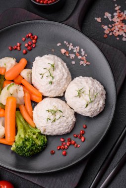 Lezzetli sağlıklı buğulanmış tavuk pirzolası ya da kıymalı köfte. Diyet yemek.