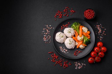 Lezzetli sağlıklı buğulanmış tavuk pirzolası ya da kıymalı köfte. Diyet yemek.