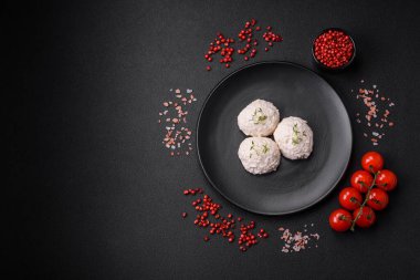 Lezzetli sağlıklı buğulanmış tavuk pirzolası ya da kıymalı köfte. Diyet yemek.