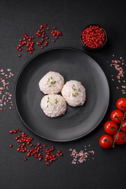 Lezzetli sağlıklı buğulanmış tavuk pirzolası ya da kıymalı köfte. Diyet yemek.