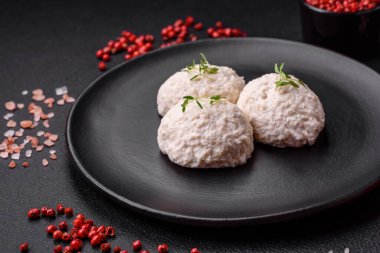 Lezzetli sağlıklı buğulanmış tavuk pirzolası ya da kıymalı köfte. Diyet yemek.