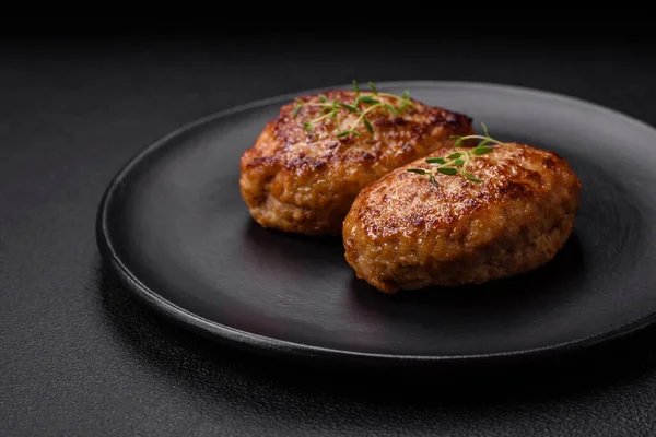 Lezzetli taze kıymalı balık pirzolası. Esmer arka planda baharatlar ve otlarla birlikte.