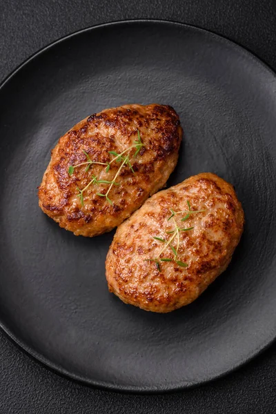 Lezzetli taze kıymalı balık pirzolası. Esmer arka planda baharatlar ve otlarla birlikte.